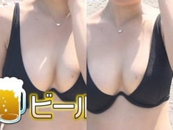 every.のインタビューで爆乳素人水着女子のおっぱいが映し出されるの画像