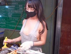 台湾夜市のイカ焼き屋台のメガネ痴女がエロすぎるの画像