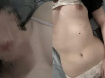 21歳女子がひとり半裸で指オナニーエロ動画自撮りの画像