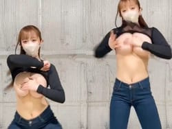 爆乳女子が半裸で乳首隠しながら激しいダンスを踊るの画像