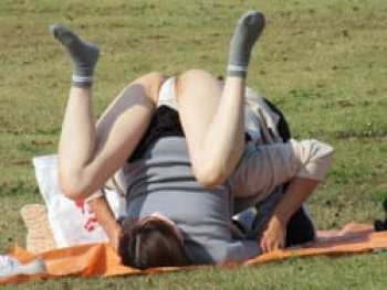 公園で目を疑うようなパンチラしてしまうカップルの画像