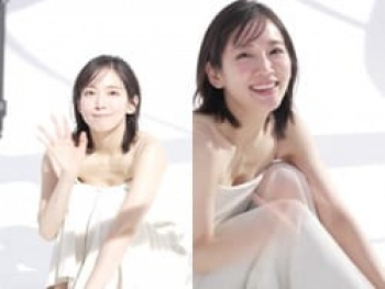 吉岡里帆が薄着でおっぱいの谷間をチラ見せの画像