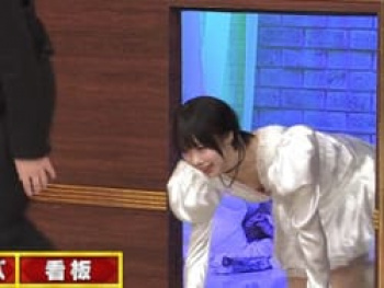 芸能人格付けチェックBASICであのちゃん平坦な谷間おっぱい晒すの画像