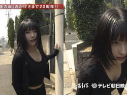 全力坂で森嶋あんりがかがんで谷間おっぱいを晒すの画像
