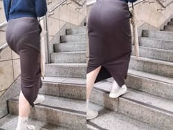 階段下からパンティラインくっきり着衣お姉さんが盗撮されるの画像