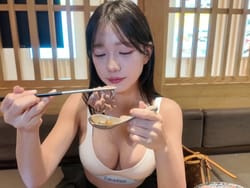 巨乳YouTuberがすき焼き屋でおっぱい丸出し下着姿になって炎上の画像