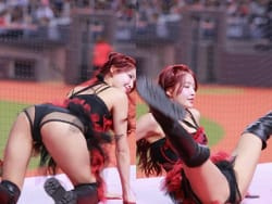 台湾野球のチアリーダーが球場でお股ひろげて一線を超えるの画像