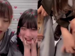 二人組の女子大生がヘソ出ししたらパンツも映ってしまうの画像