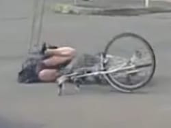 札幌JKが信号無視で車に轢かれてパンツが丸見えになる交通事故の画像
