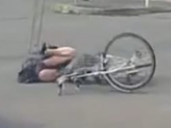 札幌JKが信号無視で車に轢かれてパンツが丸見えになる交通事故の画像