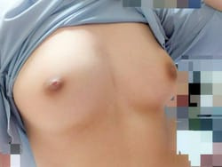 処女JDが服をたくしあげて豊満な美乳なおっぱいを晒す自撮りの画像