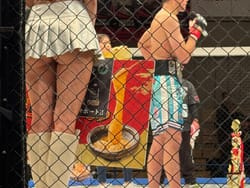 格闘技DEEP128ラウンドガールの食い込みエロ尻が目立ちすぎてしまい炎上の画像