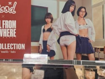 タイのワコールが女子高生風のパンツ丸見え広告で炎上の画像