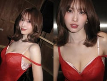 TWICEモモのブラジャー丸見え肩紐ズラしドレスがエロすぎて炎上の画像