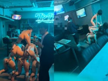 港区のバーで女達に全裸組体操をさせた金持ち経営者が炎上中の画像