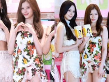 TWICEサナ、スカートめくれてショーツ露出マンスジくっきりハプニングの画像