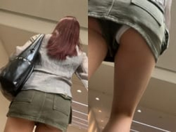 お尻丸出しミニスカでキャンパス内歩いてる女子大生が発見されるの画像