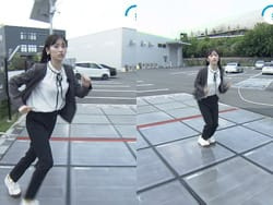 WBSで嶺百花アナが走り回ってあざとく乳揺れを繰り返すの画像