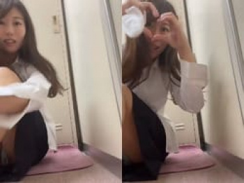 名古屋OLが始業前更衣室着替え中にTiktokライブで思わずパンチラの画像