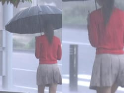 報道ステーションで大雨の中ずぶ濡れミニスカ女子が盗撮されるの画像