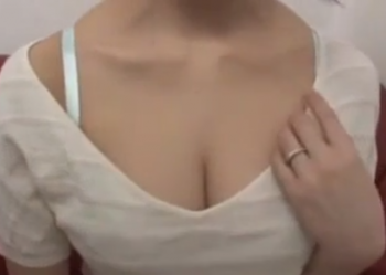 【人妻セックス】宅配業者に迫る淫乱熟女が業者を逆寝取りしてセックスの画像