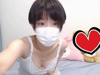 「社会人でーす！もっと揉み揉み？ムニュムニュ…」ビッチ娘がおっぱい弄り！ライブチャットの画像