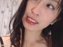 「こうやって…見えますか？あっヤバいw」セクシービッチ美魔女奥様がクスコでヌルヌルオマ○コ刺激！ライブチャットの画像