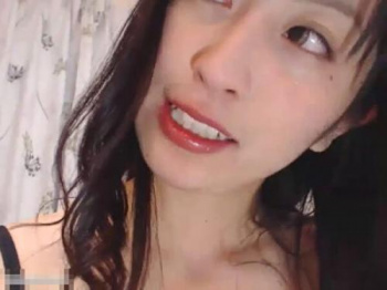 「こうやって…見えますか？あっヤバいw」セクシービッチ美魔女奥様がクスコでヌルヌルオマ○コ刺激！ライブチャットの画像