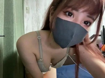 「脱いじゃったw半ケツwエッチしたいです！」ノリノリ発情セクシー淫乱ギャル！ライブチャットの画像