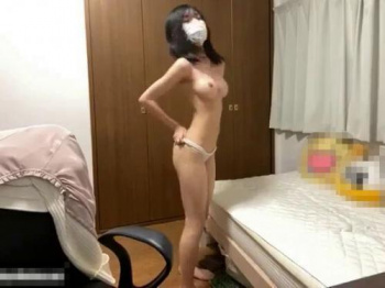 「すごい音鳴った…」スレンダーくびれ巨乳淫乱美少女がおっぱい弄り！ライブチャットの画像