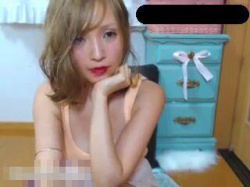 美乳ビッチギャル奥様が旦那がいない隙に自宅で生配信！ライブチャットの画像