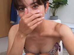 顔出し「さっき買ったやつもう汚れちゃったwどなたかいりませんか？w」セクシー美魔女奥様！ライブチャットの画像