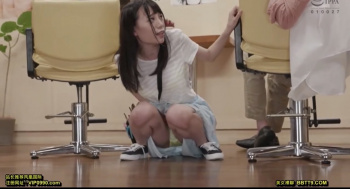勤務中にお漏らし放尿する女！の画像