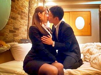 «モニタリング»色気ムンムンの奥様OLと後輩くんをHotelに招待！後先考えず若チ◆ポにイキ捲くる！の画像