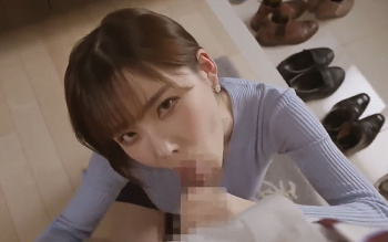 深田えいみが子供の保護者会で男漁り…魔性の笑みを浮かべながら精子を搾り取る中出しSEXの画像