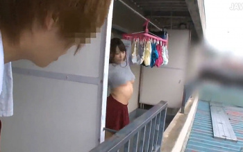 桃瀬ゆりがキワドい胸チラで男子高生を誘惑…ビッチな団地妻が白昼堂々自宅でヤリまくる不倫SEXの画像