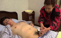 小笠原祐子が80歳を超えて孫のチンポを狙う…パワフル婆ちゃんが中出しされる筆おろしセックス！の画像