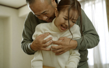 栗山莉緒が変態義父に責められ理性崩壊…絶倫爺のねちっこいセックスで堕ちていく中出しSEXの画像