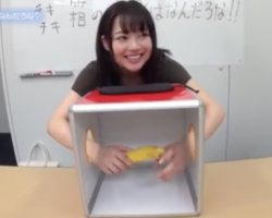【罰ゲーム】中身を当てるゲームに釣られて大人の世界を知る美女【古賀まつな】の画像